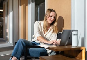 Salariée illustrant la recherche en lien à la prévention des crises internes et l’amélioration de la performance RH.