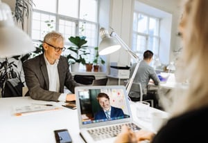 Salarié recherchant les bonnes pratiques en matière de sondages et de questionnaires en ligne.