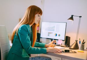 RH qui lit le bilan d'opinion des collaborateurs de 2020.