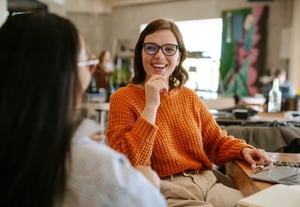  Collègues discutant des conséquences de la COVID-19 sur l’organisation du travail.