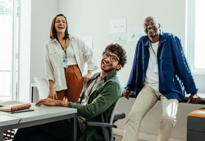  Collègues parlant de la satisfaction de la clientèle. 