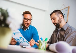 Collègues regardant les résultats d'enquêtes sur la situation économique et social des auteurs du livre.