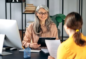 Salariée discutant avec une autre pour la remotiver.