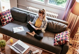 Responsable RH corrigeant des courriers d’invitation aux organisations syndicales.