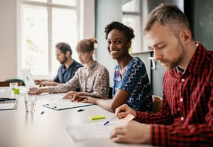 Une réunion avec des personnes heureuses et concentrés sur le sujet de la désignation de leurs délégués syndicaux.