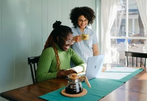 Des collègues RH lisant les 10 étapes clés pour organiser ses élections du CSE par vote électronique.