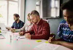 Des collègues de travails recherchent si la condition d'ancienneté figure parmi les critères d'octroi des ASC.