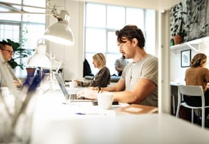 Un employé de bureau qui lit la dernière actualité juridique au sujet des salariés assimilés au chef d'entreprise qui ne sont plus exclus de l'électorat.