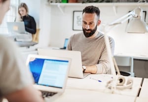 Un homme concentré à lire l'article 