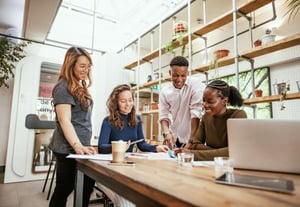 Salariés satisfaits suite au téléchargement gratuit du calendrier des élections du CSE. 