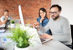 Un informaticien qui explique à sa collègue comment assurer la sécurité d'une élection avec du vote électronique.
