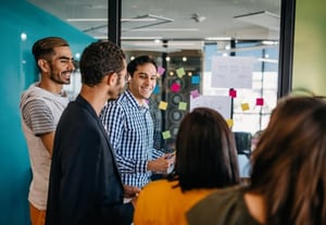 Brainstorming réussi entre collègues, préparant un accord préélectoral pour le CSE