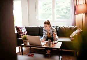  Une femme effectue des recherches sur les raisons de l'impossibilité de modifier le protocole d'accord préélectoral.