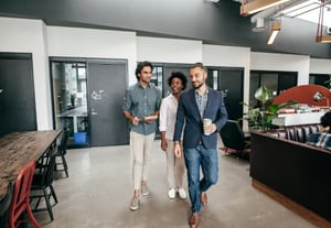 Des collègues discutent sur les dernières réflexions pour les élections professionnelles de 2026 dans la fonction publique.