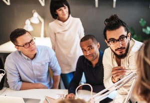  Collègues discutant des règles de suppléance des élus titulaires du CSE.