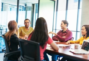 Réunion discutant du règlement intérieur du CSE.