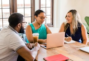 Collègues discutant de l’attribution d’un siège en cas d’égalité de voix entre deux listes.