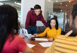 Collègues RH discutant de la date de début d'organisation des élections du CSE de l'entreprise.