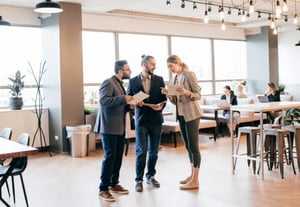  Salariés discutant de la diffusion des résultats des élections du CSE.