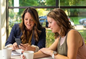 Membre du bureau de vote se préparant à faire du vote électronique.