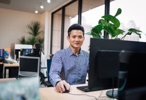 Homme procédant à la convocation des participants à l'AG.