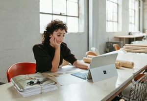 Femme qui recherche le lieu de l'Assemblée Générale.
