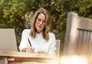 Femme regardant les conditions de quorum et de majorité à respecter pour l'adoption des résolution en Assemblée générale.