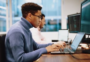 Homme rédigeant un procès-verbal d'Assemblée générale.