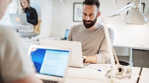 Chargé de projet informant les organisations syndicales à négocier l'avenant au PAP pour les élections partielles du CSE.